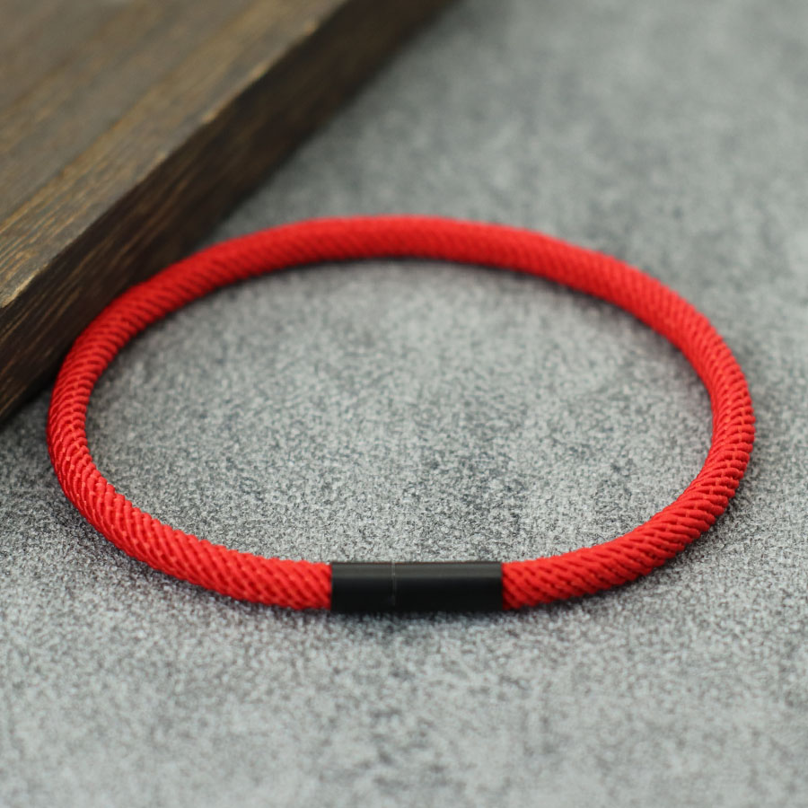 Model Kit Quick - Bracelet porte-bonheur minimaliste en corde rouge